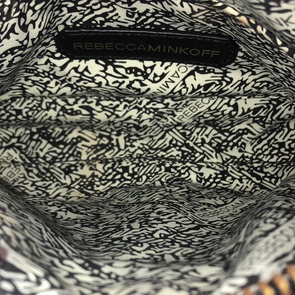 438641_7